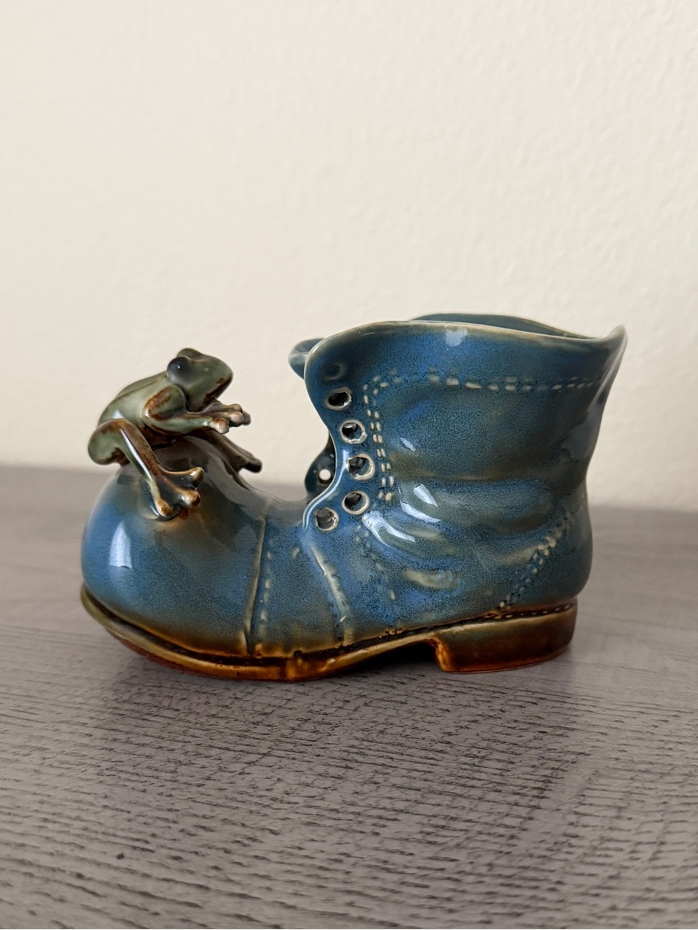 Boot and the Frog Small Vase - Picture 2 of 8